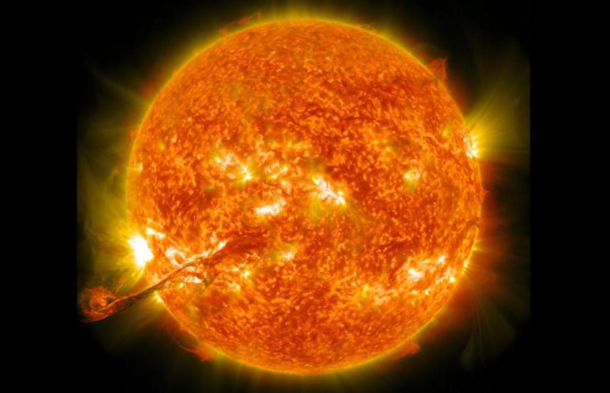 Tempesta solare in arrivo, la Terra nel mirino: gli effetti su comunicazioni, navigazioni e reti elettriche