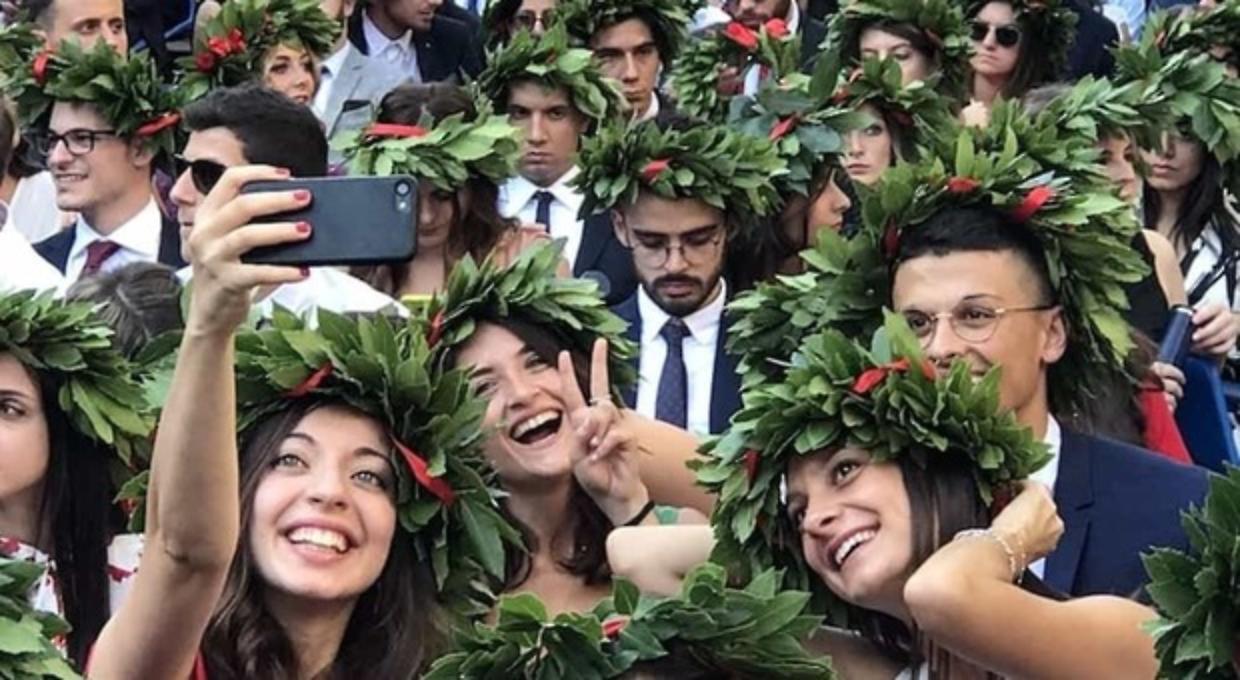 Quanto &egrave; facile prendere 110 e lode in Italia: differenze tra regioni, atenei e corsi di studio