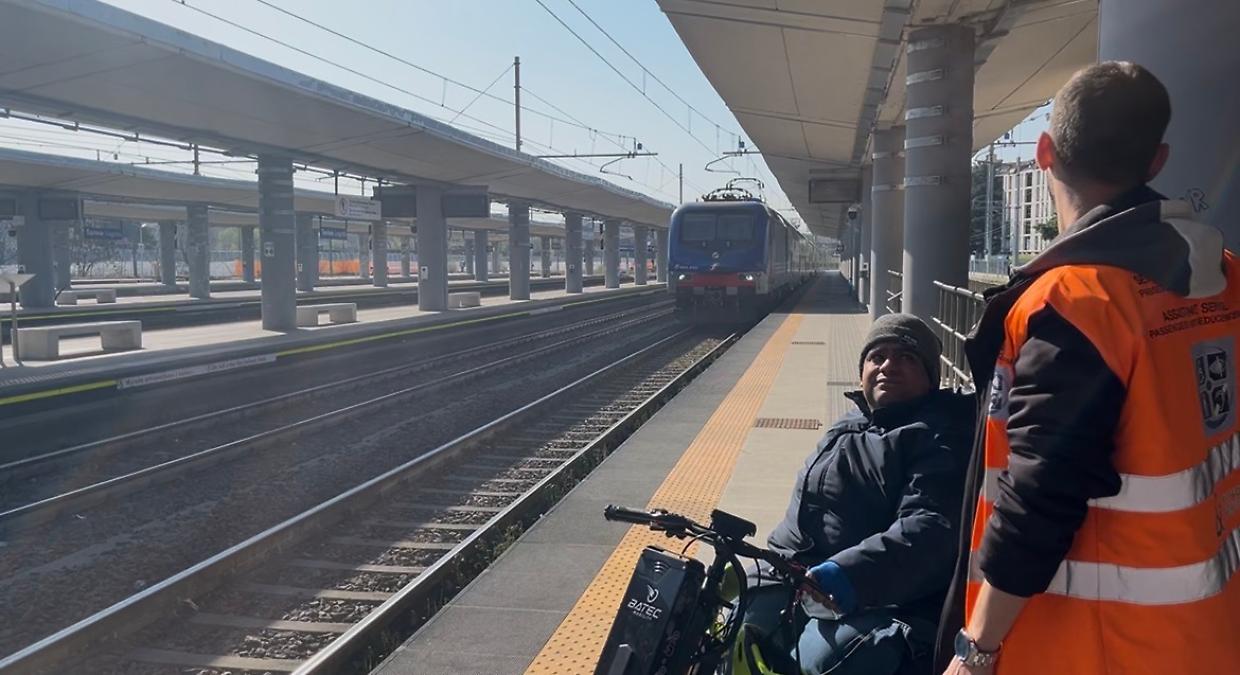 L&rsquo;odissea in carrozzina per prendere il treno