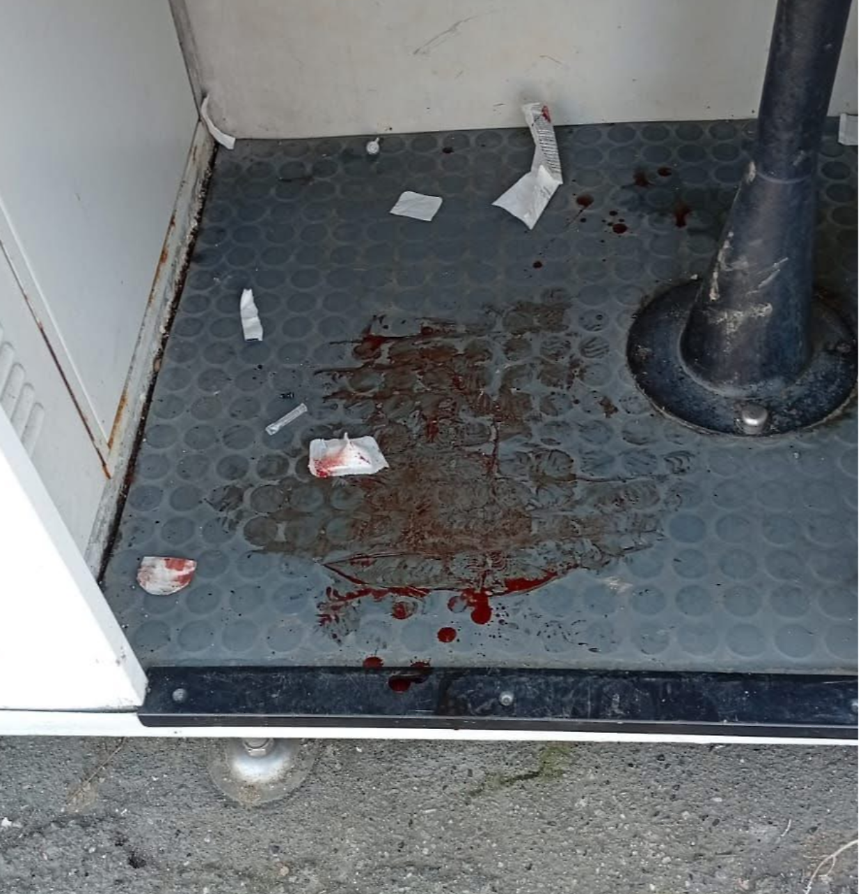 Torino, sangue nella cabina delle fototessere in corso Vercelli