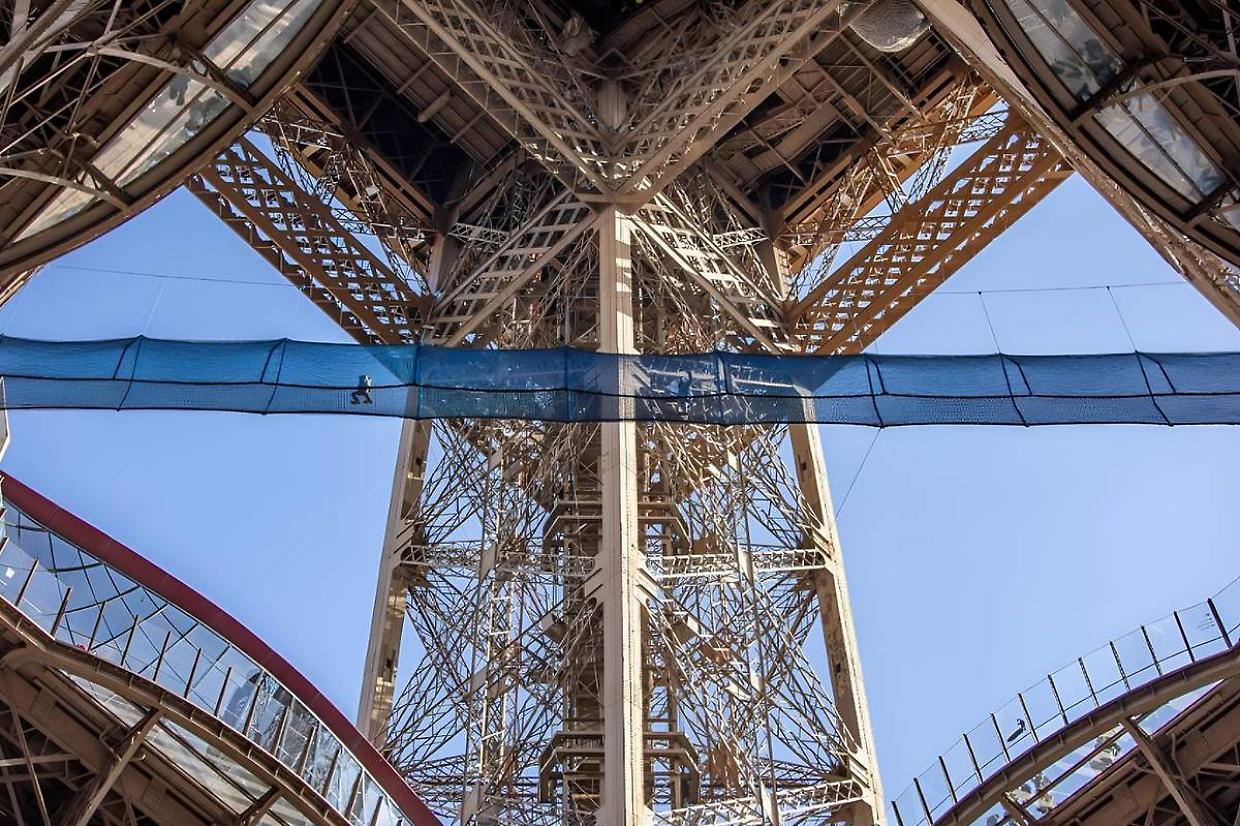Brivido sulla Torre Eiffel: inaugurata la passerella sospesa nel vuoto a 60 metri d'altezza