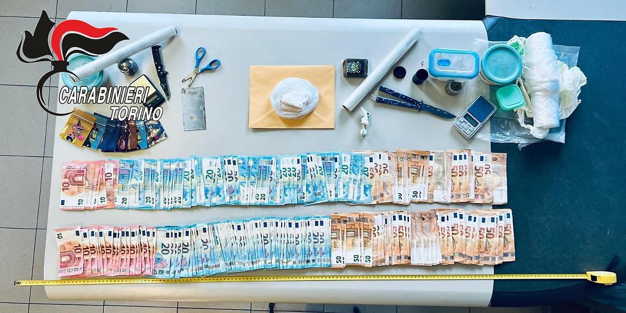 Droga in casa, decisivo il fiuto del cane Berla: due arresti