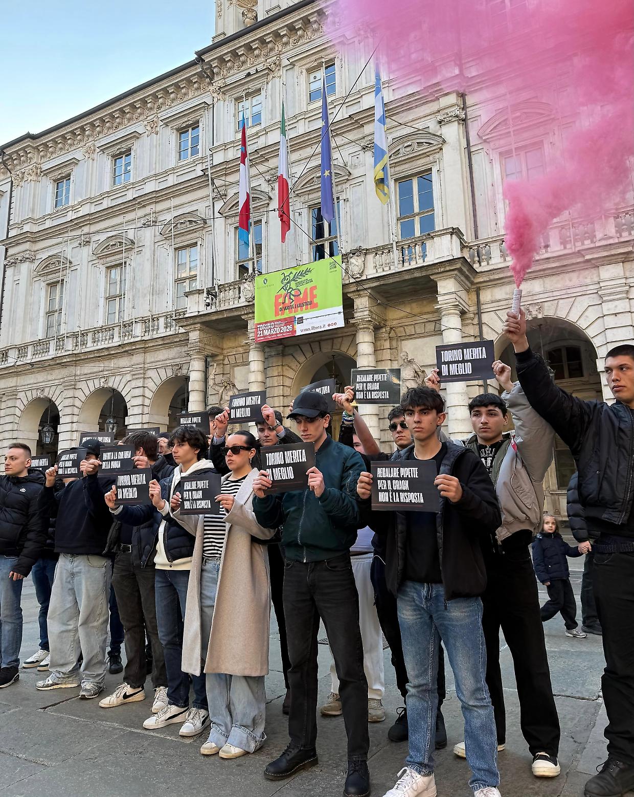 Giovent&ugrave; Nazionale protesta sotto il Comune &ldquo;Torino merita di meglio, no alle pipette per il crack&rdquo;