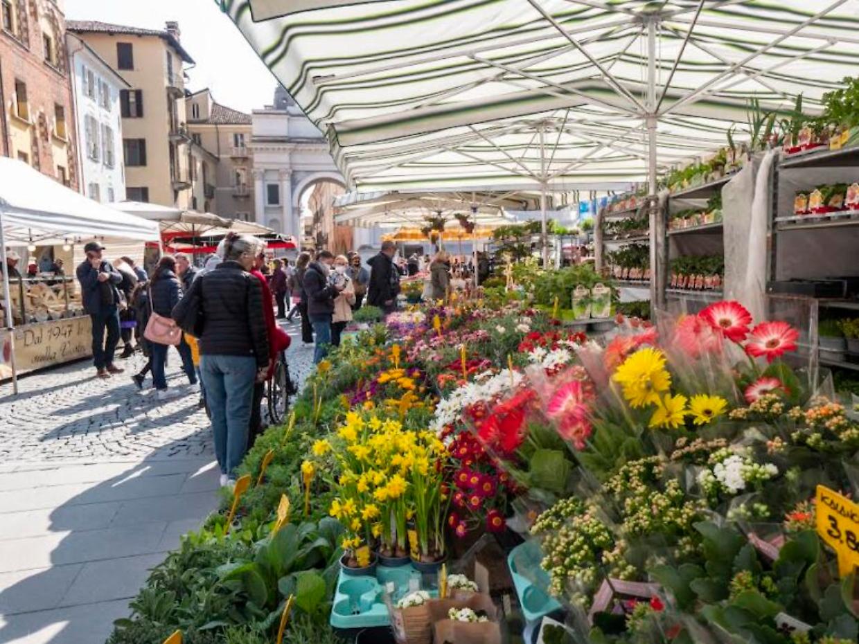 Asti, Fiera di Primavera anticipata al 29 marzo: centro invaso da bancarelle e negozi aperti