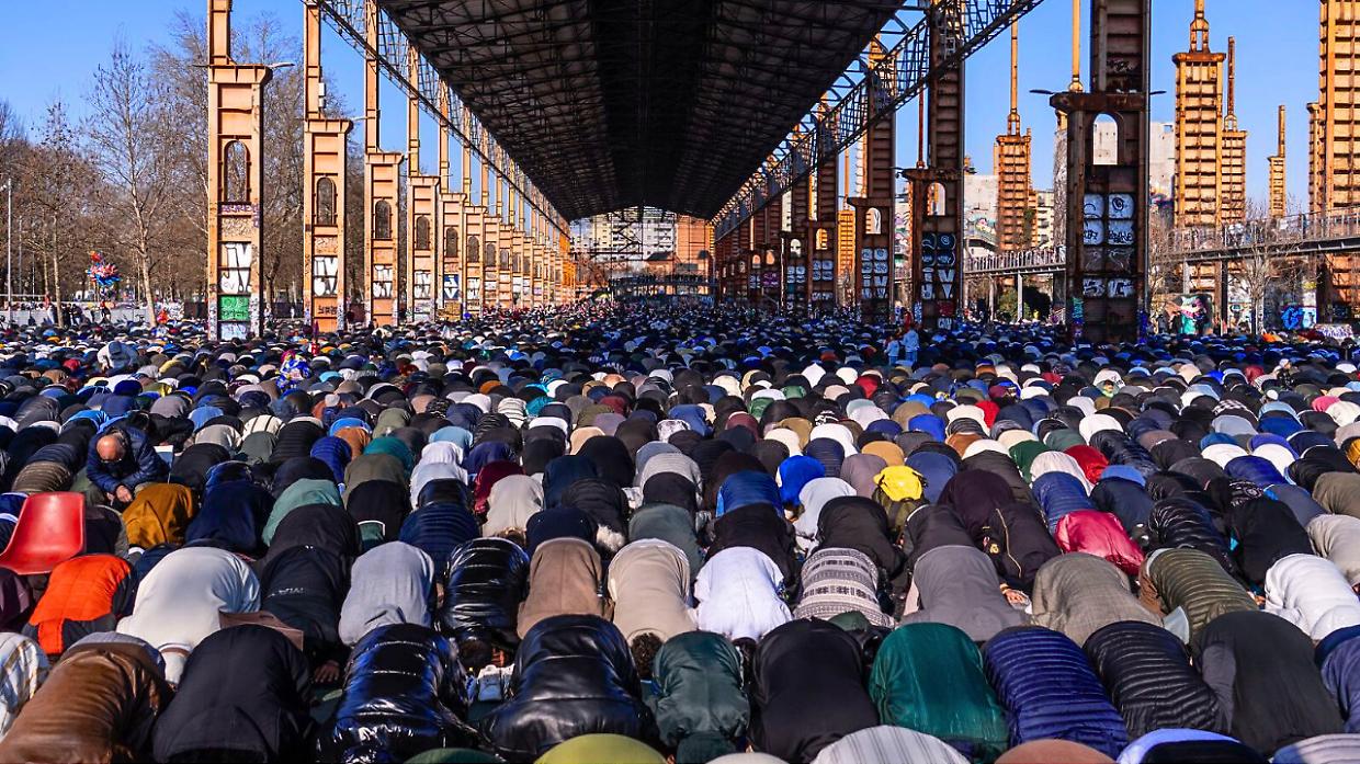 Ramadan, 30mila musulmani al Parco Dora. Il sindaco: &laquo;Torino unisce contro l&rsquo;odio&raquo;
