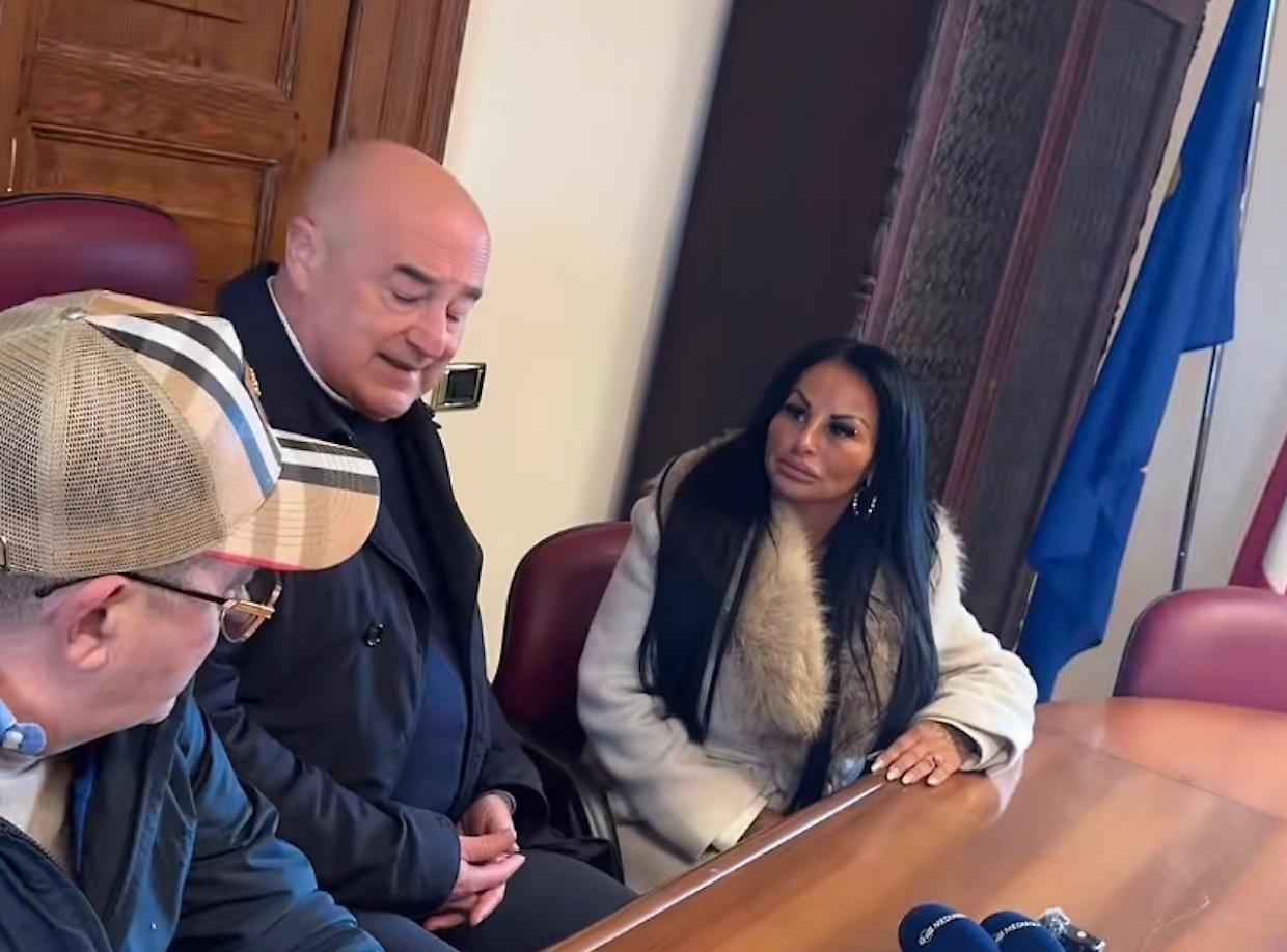 Rita De Crescenzo a Palmoli: visita alla famiglia nel bosco tra sostegno, Comune e polemiche social