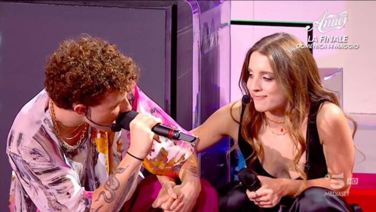 Wax scrive &laquo;Ho perso la mia Angelina&raquo; e scatta subito la presunta (nuova) coppia