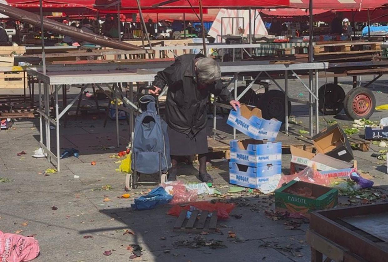 Porta Palazzo, la spesa tra i rifiuti: storie di chi resta dopo il mercato