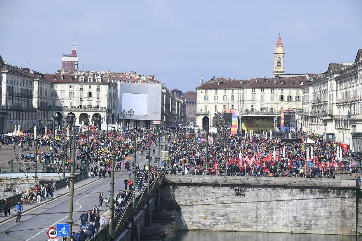 Una marea contro le mafie: 1.117 nomi scanditi in piazza