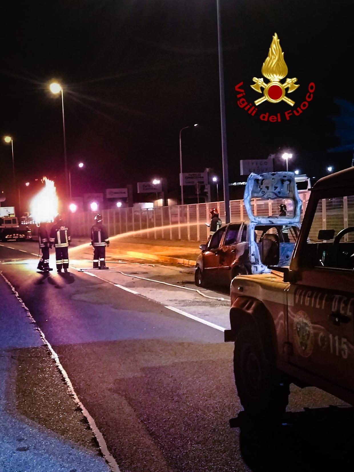 Auto in fiamme a Torino