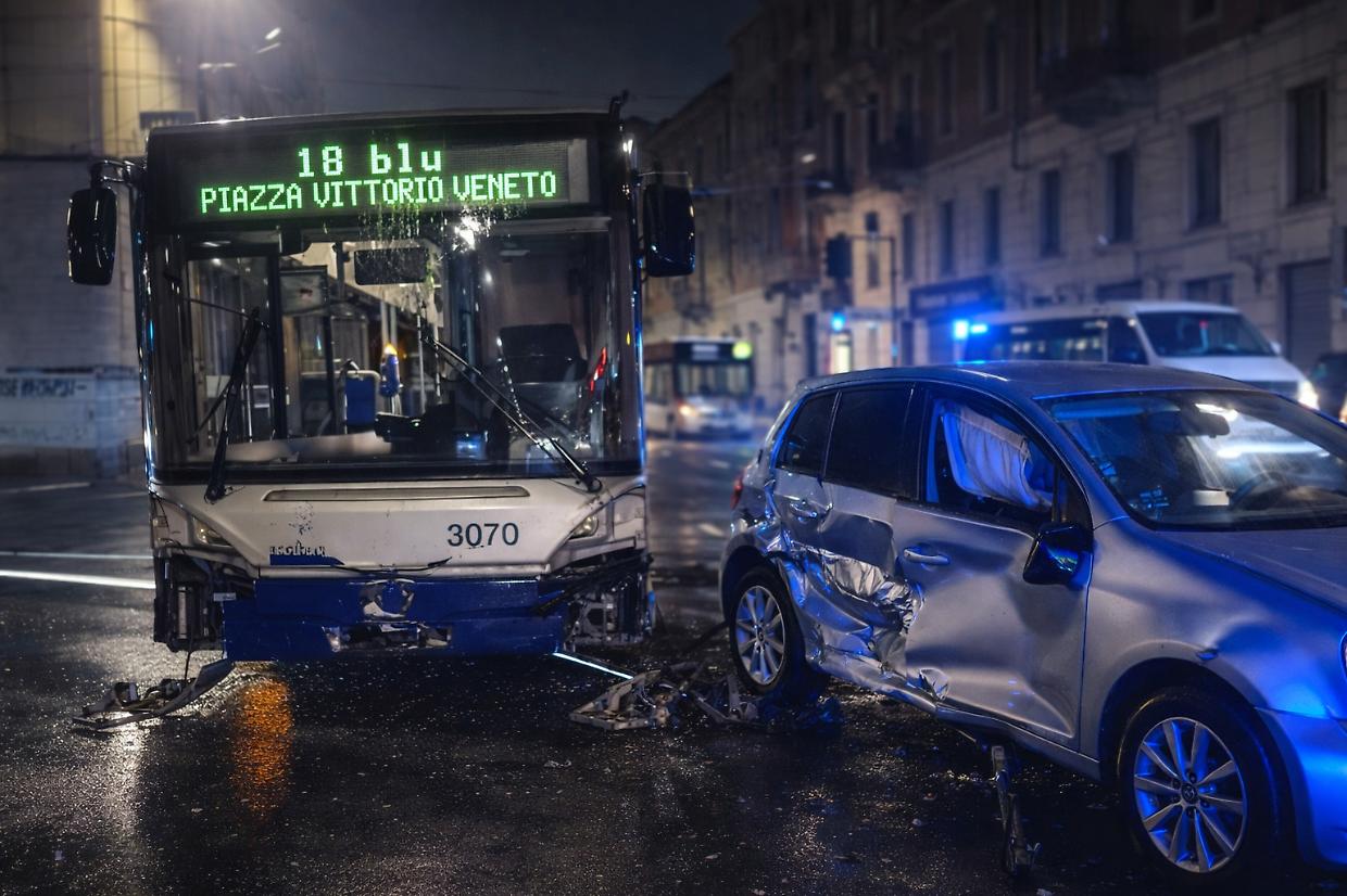 Torino, schianto tra bus e vettura