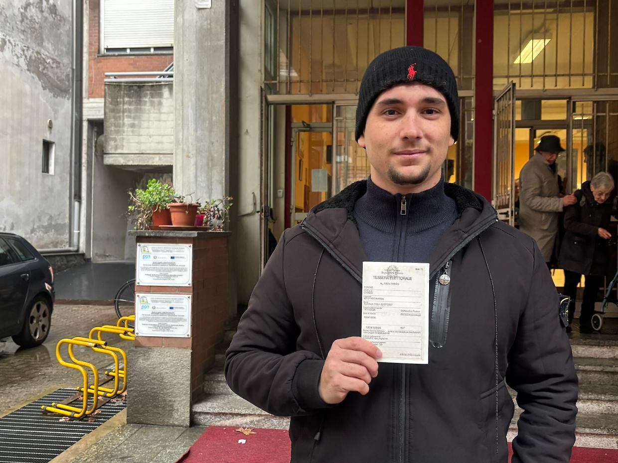 Edoardo per la prima volta ai seggi: "Il voto? E' il dono della Democrazia"