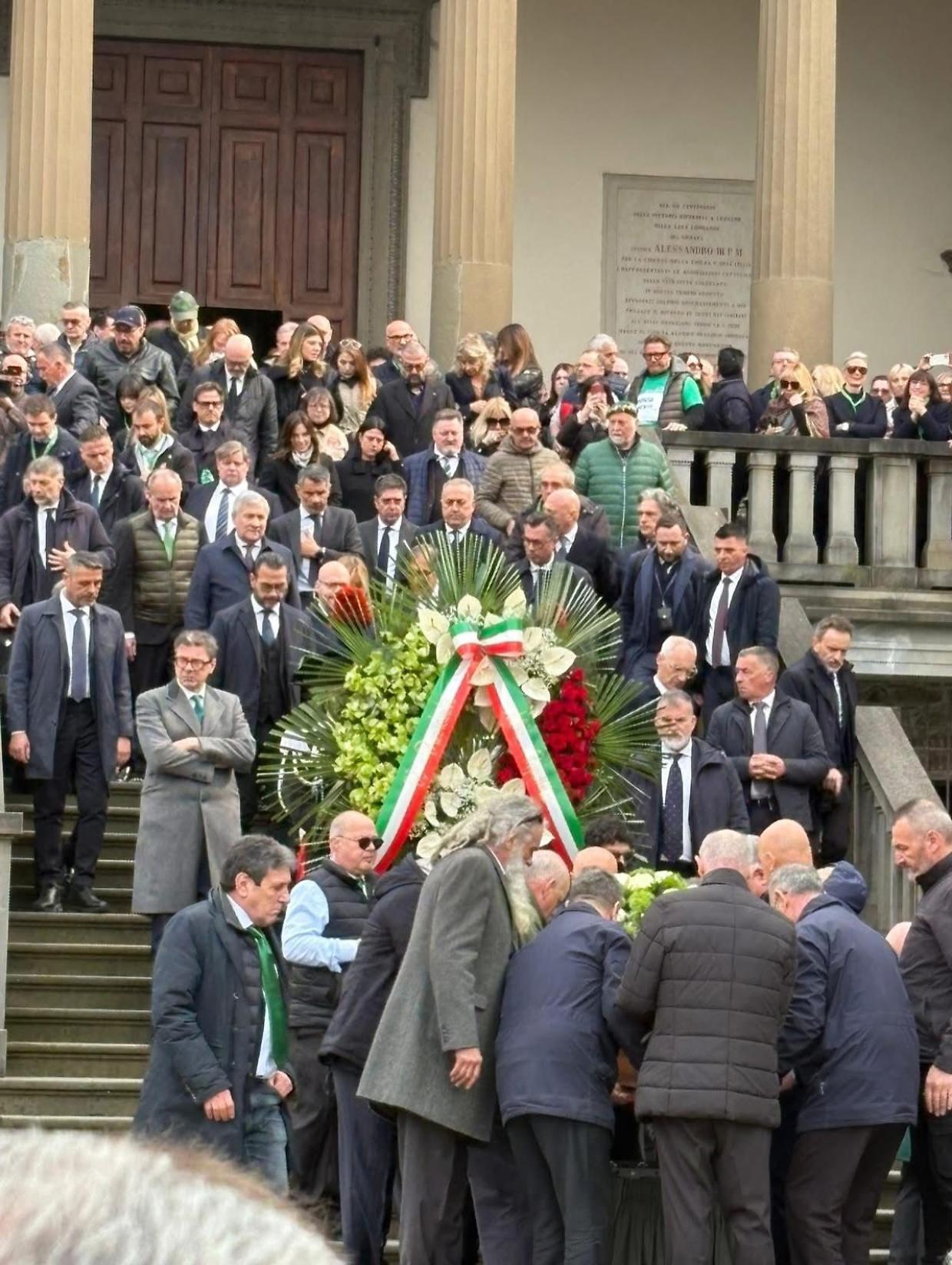 Pontida saluta Bossi: il sogno padano tra applausi e tensioni