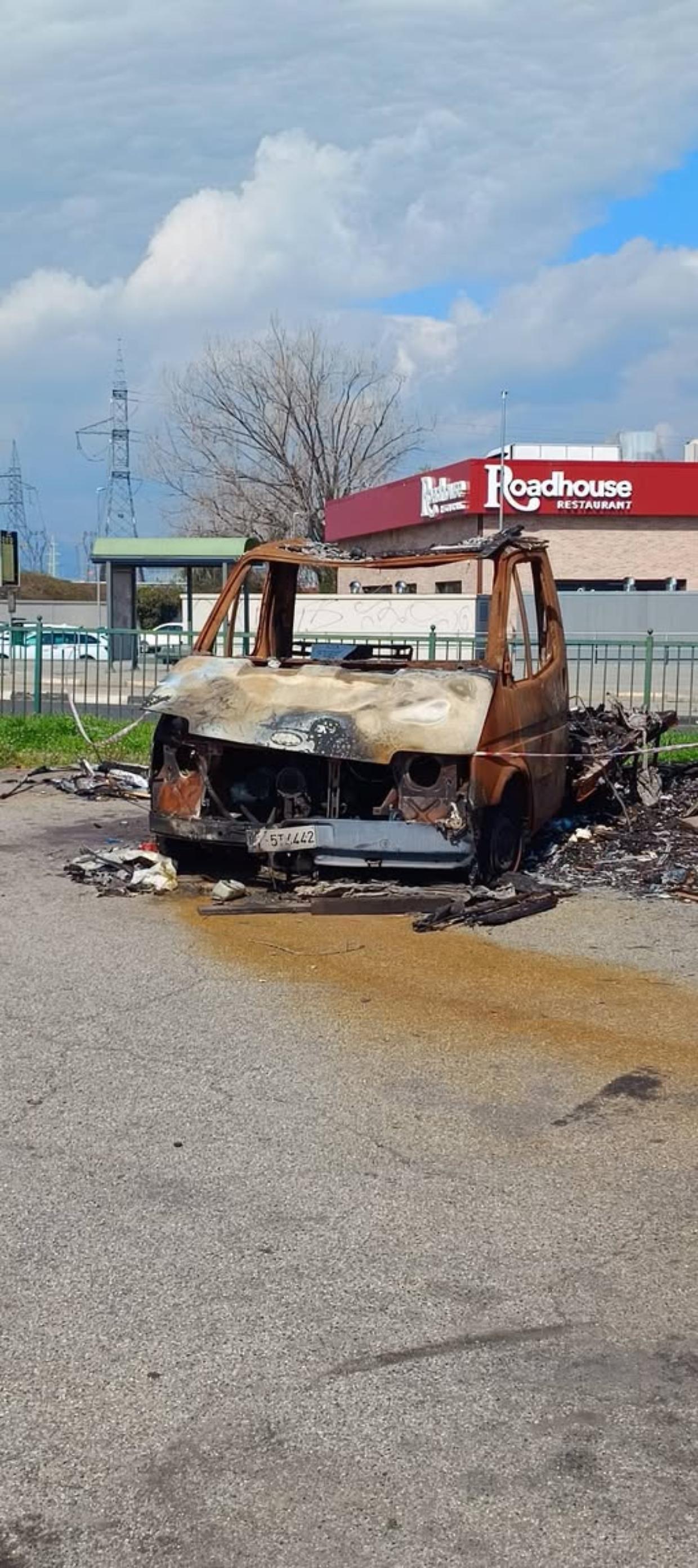 Collegno, caravan distrutto dal fuoco resta abbandonato