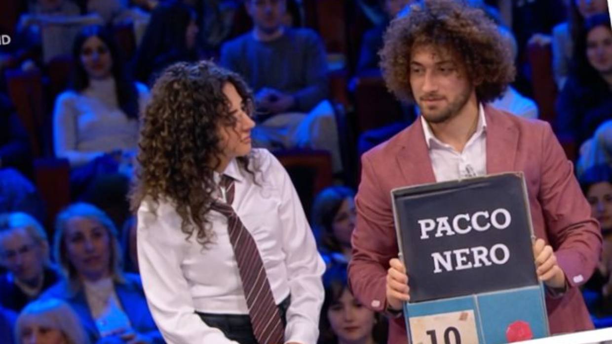 Affari Tuoi: il concorrente piemontese Manuel arriva in finale con il pacco nero