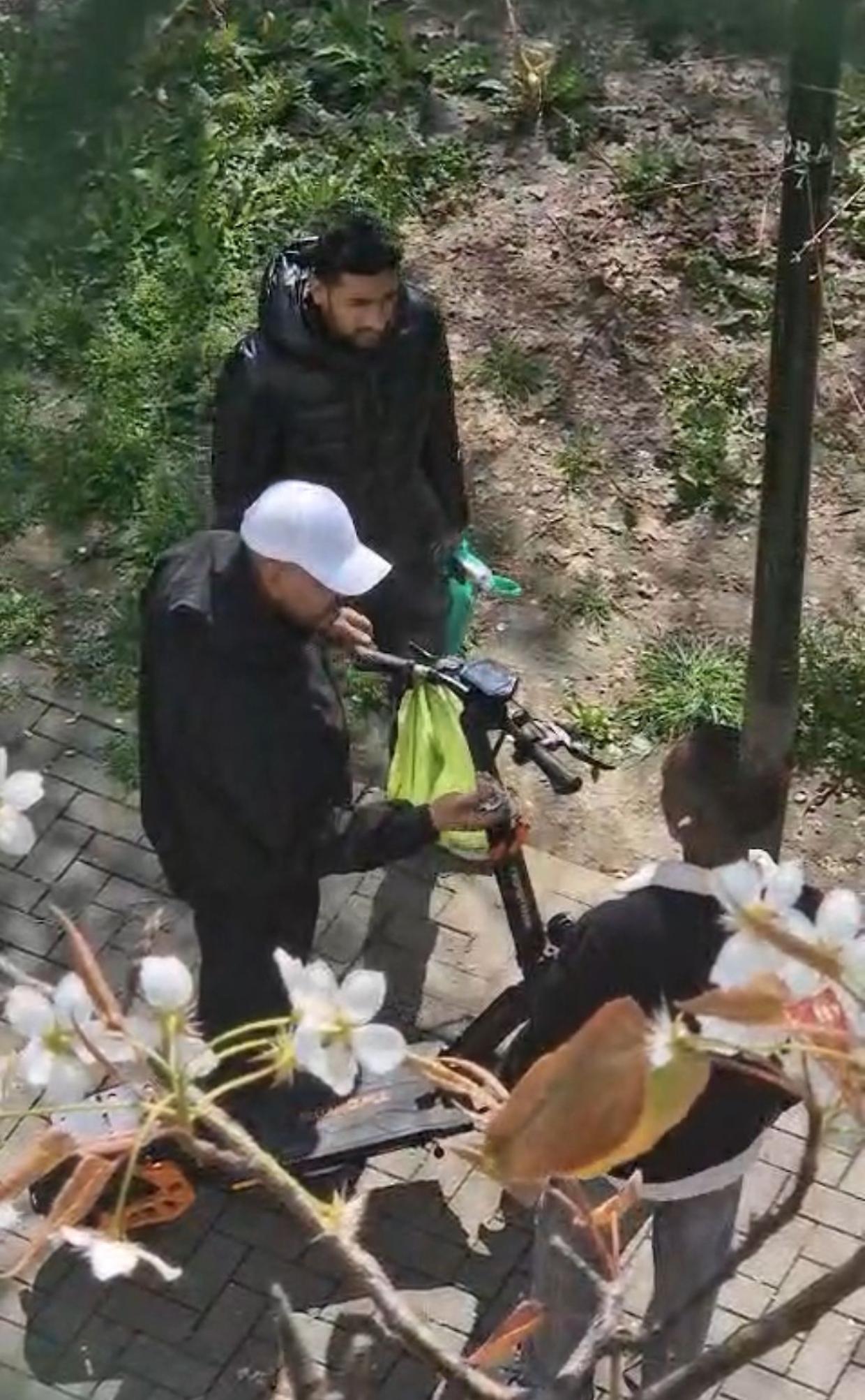 &laquo;Se mi affaccio vedo pusher&raquo; le cessioni di hashish alla luce del sole - IL VIDEO