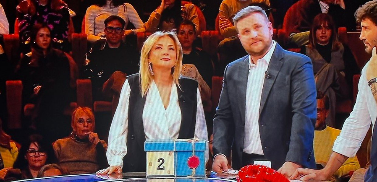 Affari Tuoi, Luigi sfida la sorte tra cambi da brivido, un finale inaspettato e un matrimonio in arrivo