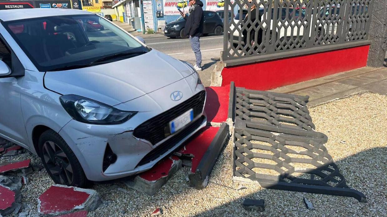 Perde il controllo dell&rsquo;auto e sfonda una recinzione: paura a Nichelino