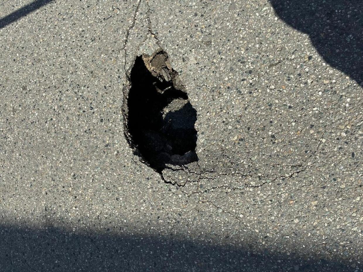 Marciapiedi e strada danneggiati