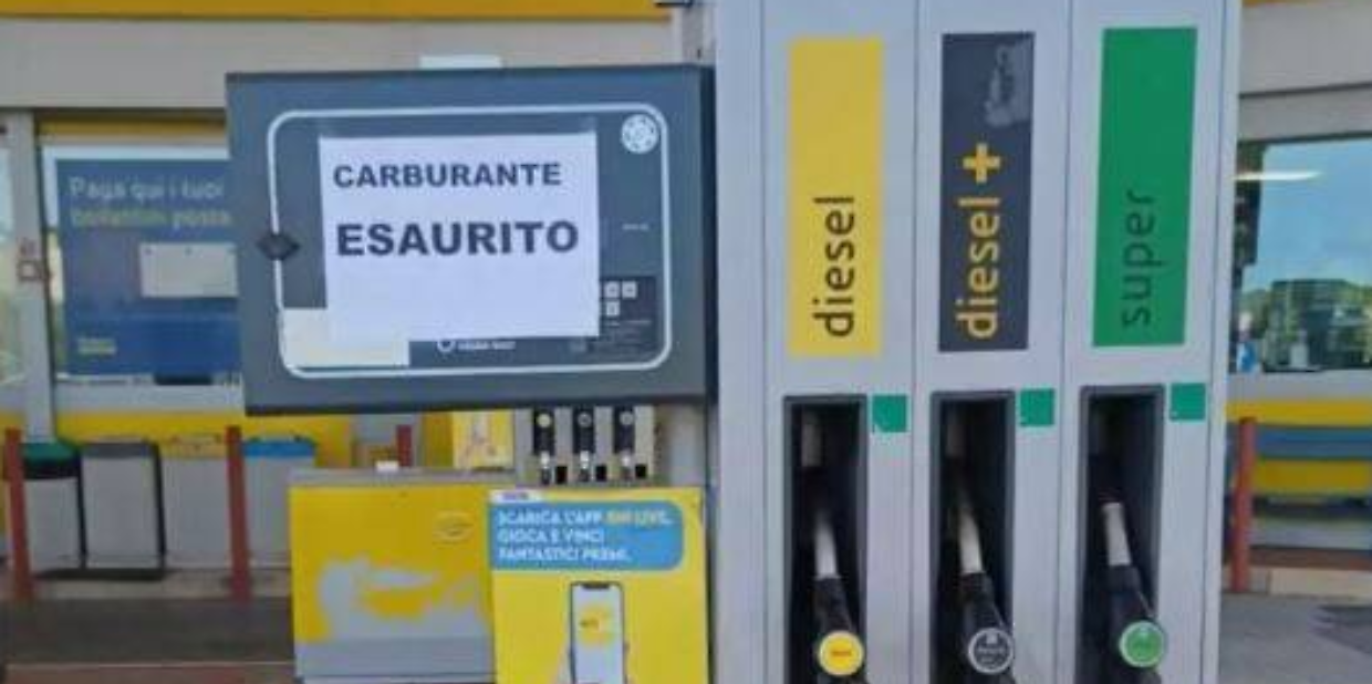 Carburante esaurito nei distributori italiani: cosa sta succedendo