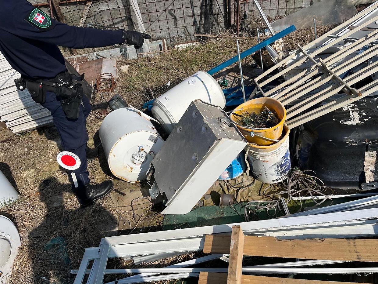 Brucia una discarica abusiva ma il fumo lo tradisce: denunciato