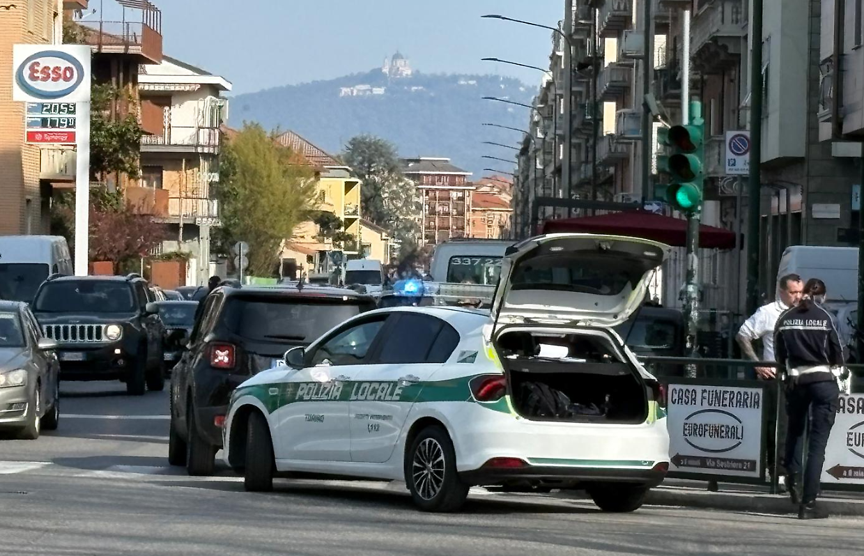 Bimbo di 5 anni in monopattino investito in via Lessona, &egrave; in codice giallo