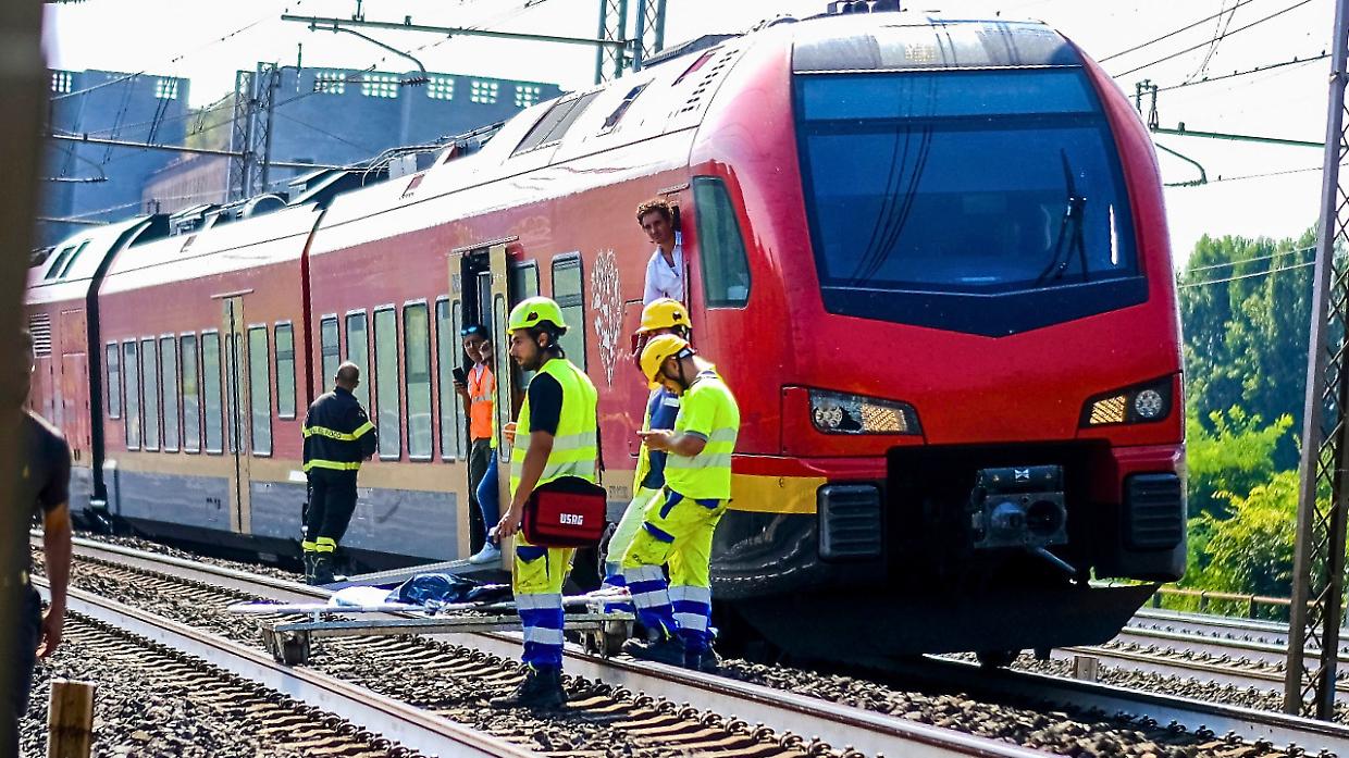 Investito da un treno, tragedia a pochi metri dalla stazione