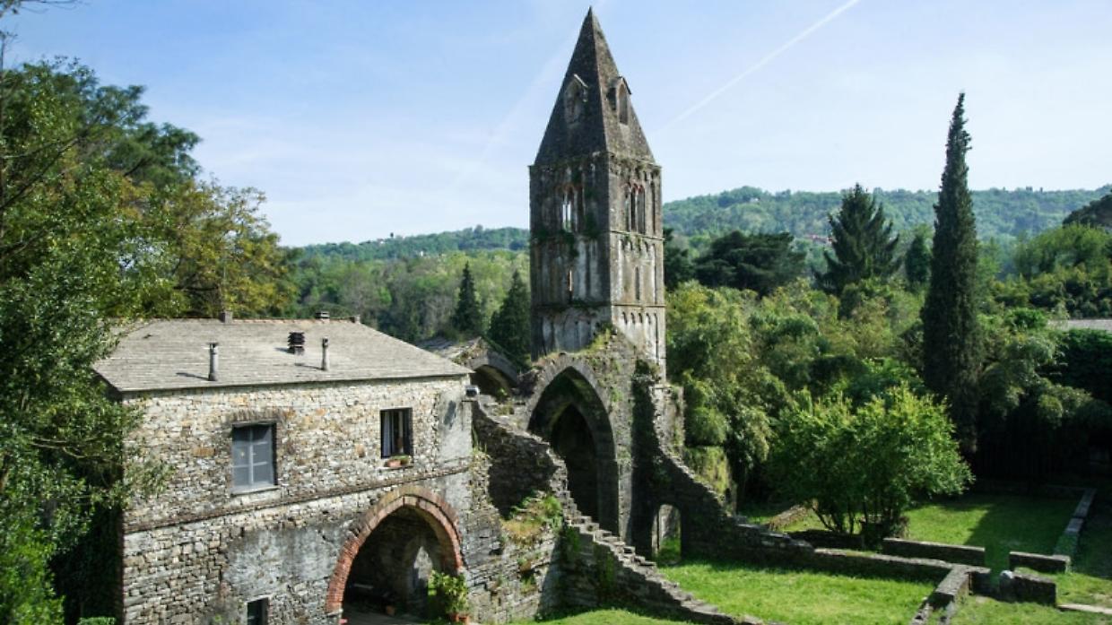 Le rovine di un tempio che sfida i secoli: in Liguria c'&egrave; un gioiello gotico a pochi passi dal mare