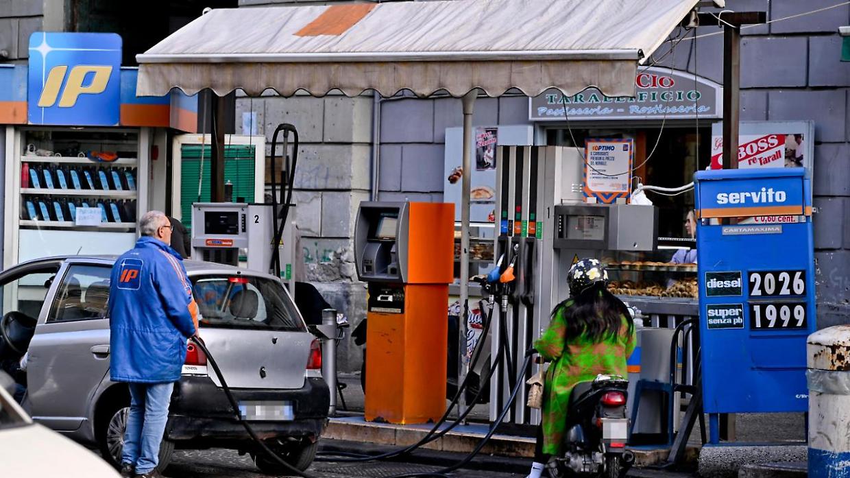 Benzina low cost in Spagna: cresce il &ldquo;turismo del pieno&rdquo; dai Paesi vicini