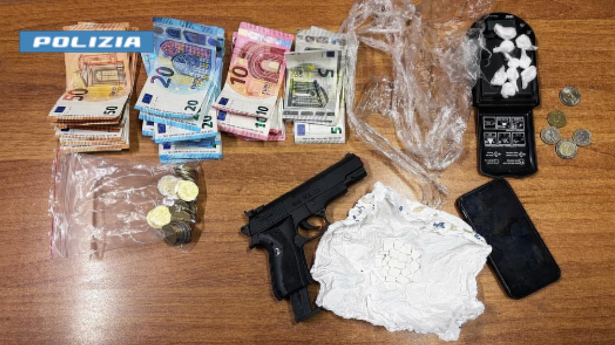 Ivrea, arrestato minorenne con cocaina e crack: sequestrati 1.500 euro e una pistola giocattolo
