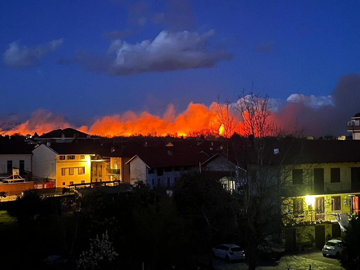 Fiamme e vento forte sulla Vauda, rogo incontrollabile tra San Carlo e Front