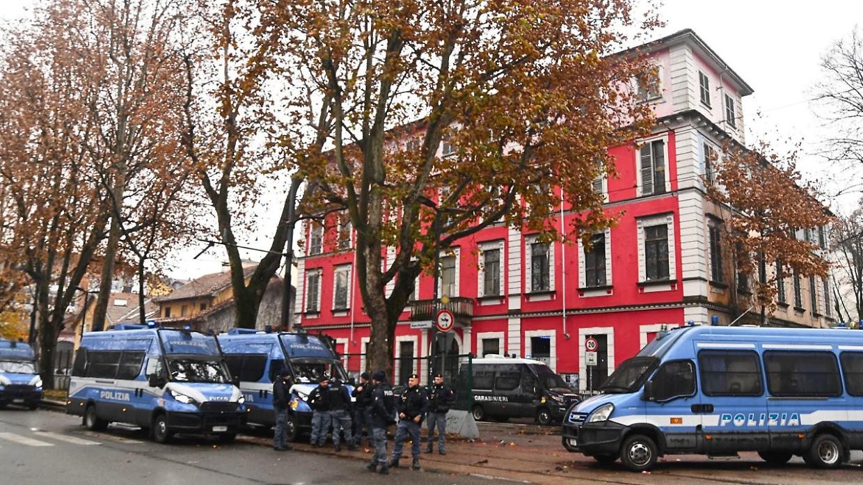 Askatasuna, il presidio  degli agenti costa caro ai torinesi: 2,8 milioni di euro. &laquo;Ora basta, abbattete l'ex centro sociale&raquo;