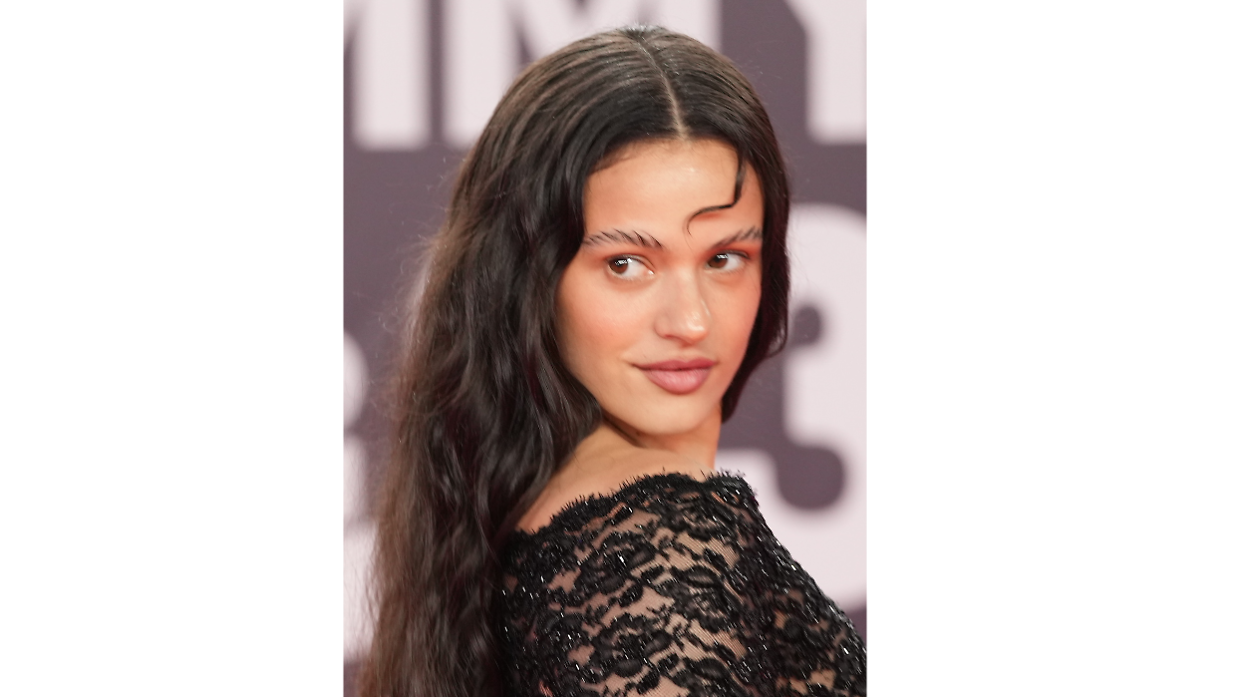 Malore sul palco per Rosal&iacute;a: concerto interrotto a Milano