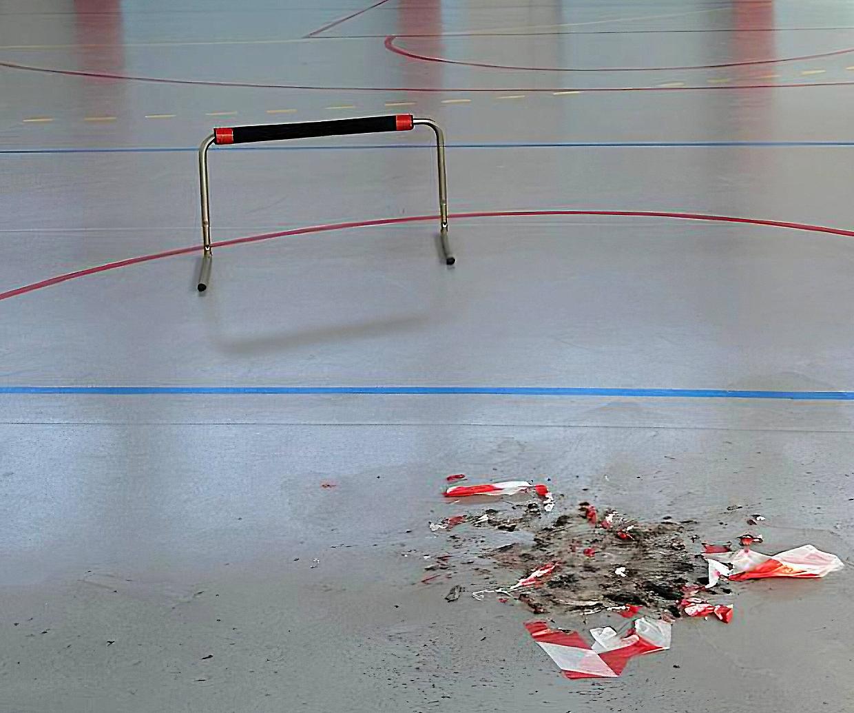 Venaria, raid vandalico alla scuola Don Milani: danneggiata la palestra appena riqualificata