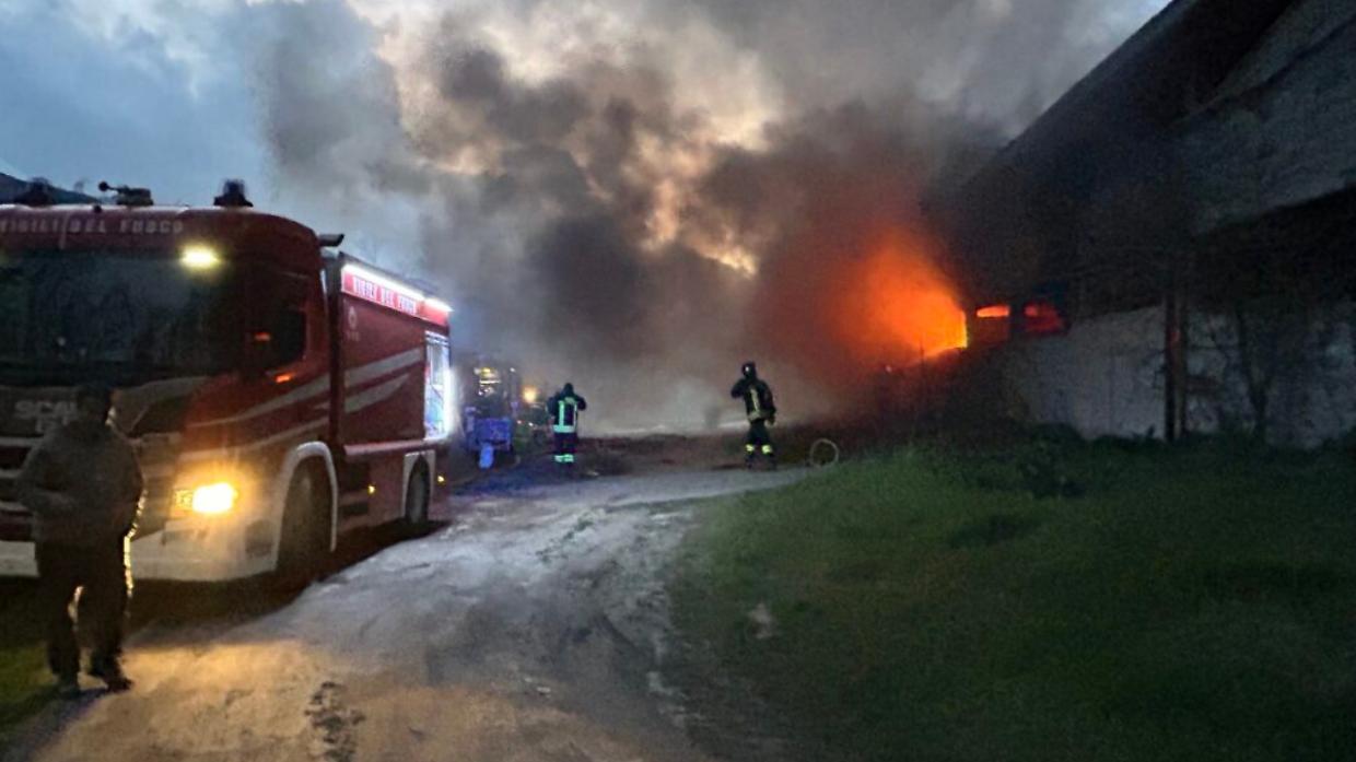 Condove in fiamme: paura e rogo incontrollato in una cascina