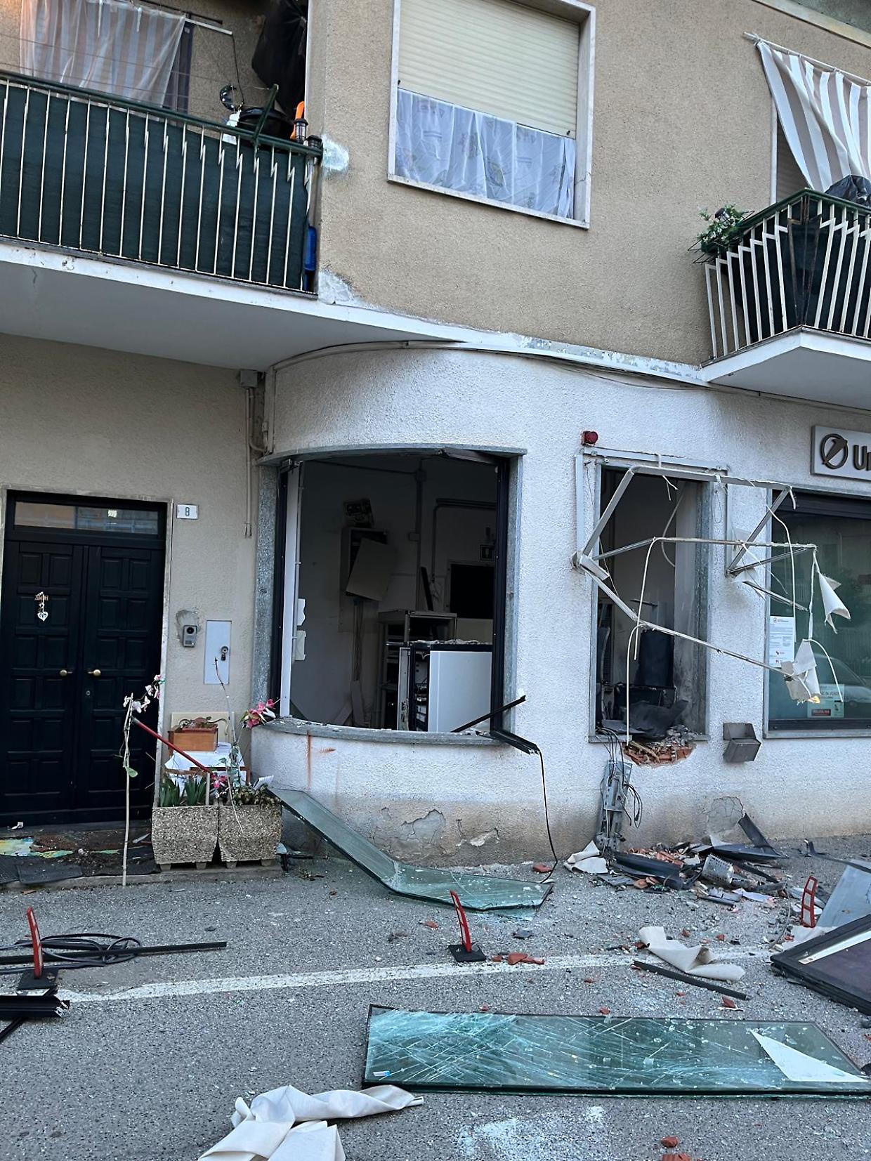 Esplode il bancomat nella notte