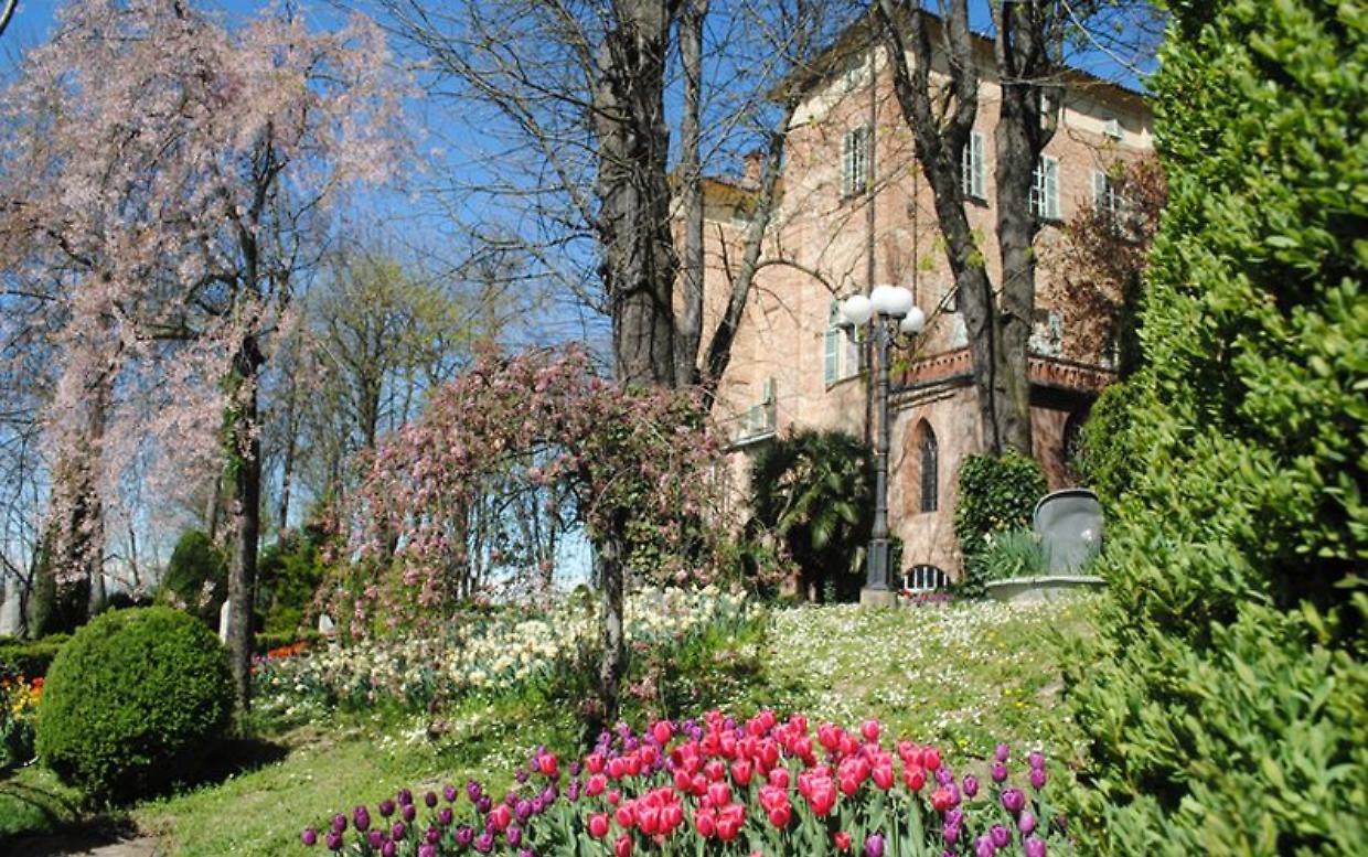 Non solo narcisi: al Castello di Piea arrivano templari, dame e un abito del Titanic