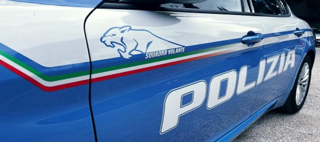Evade dai domiciliari e prova a ingannare la polizia