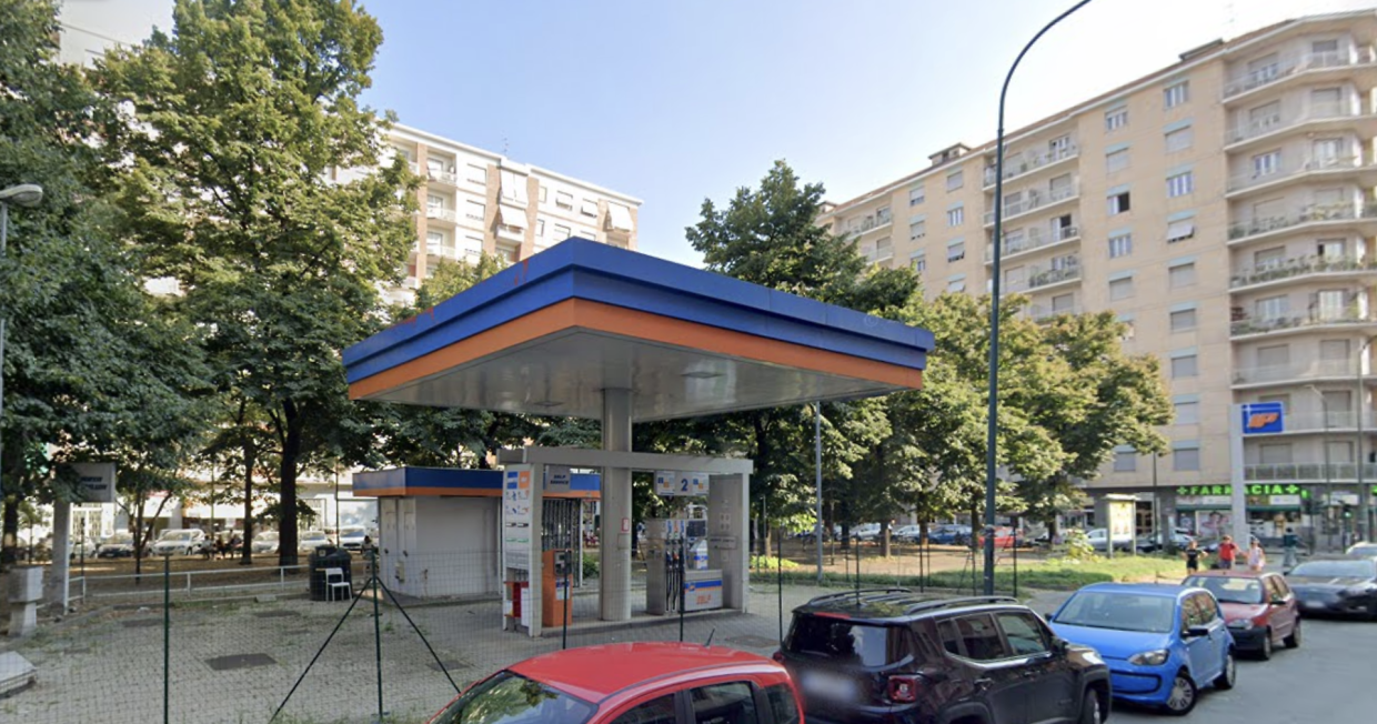 Benzinai chiusi da anni ma ancora l&igrave;