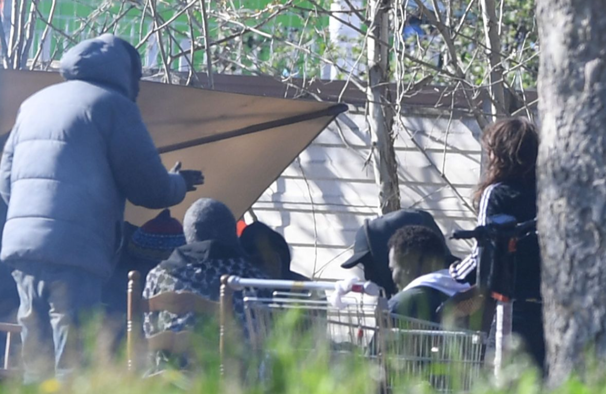 "Tossic park" Sempione, dove gli sgomberi sono inutili: palline gratis per i drogati