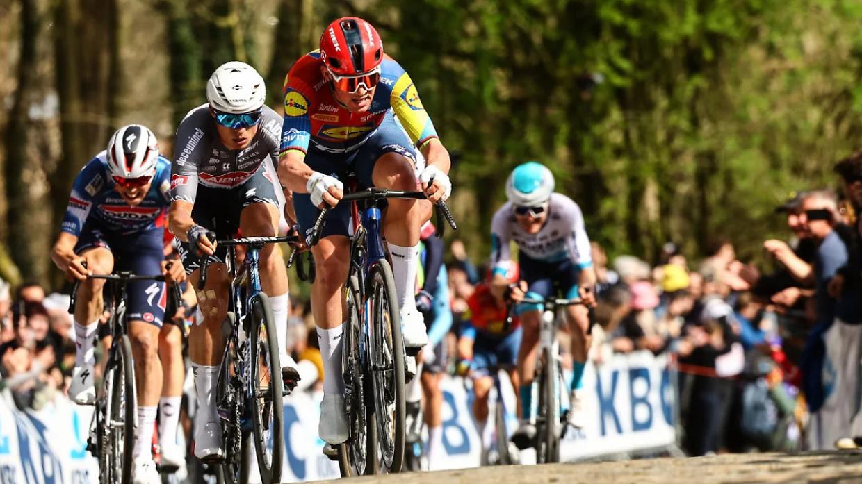 Gent&ndash;Wevelgem 2026: tra vento, pav&eacute; e muri fiamminghi, la sfida dei campioni prende il via