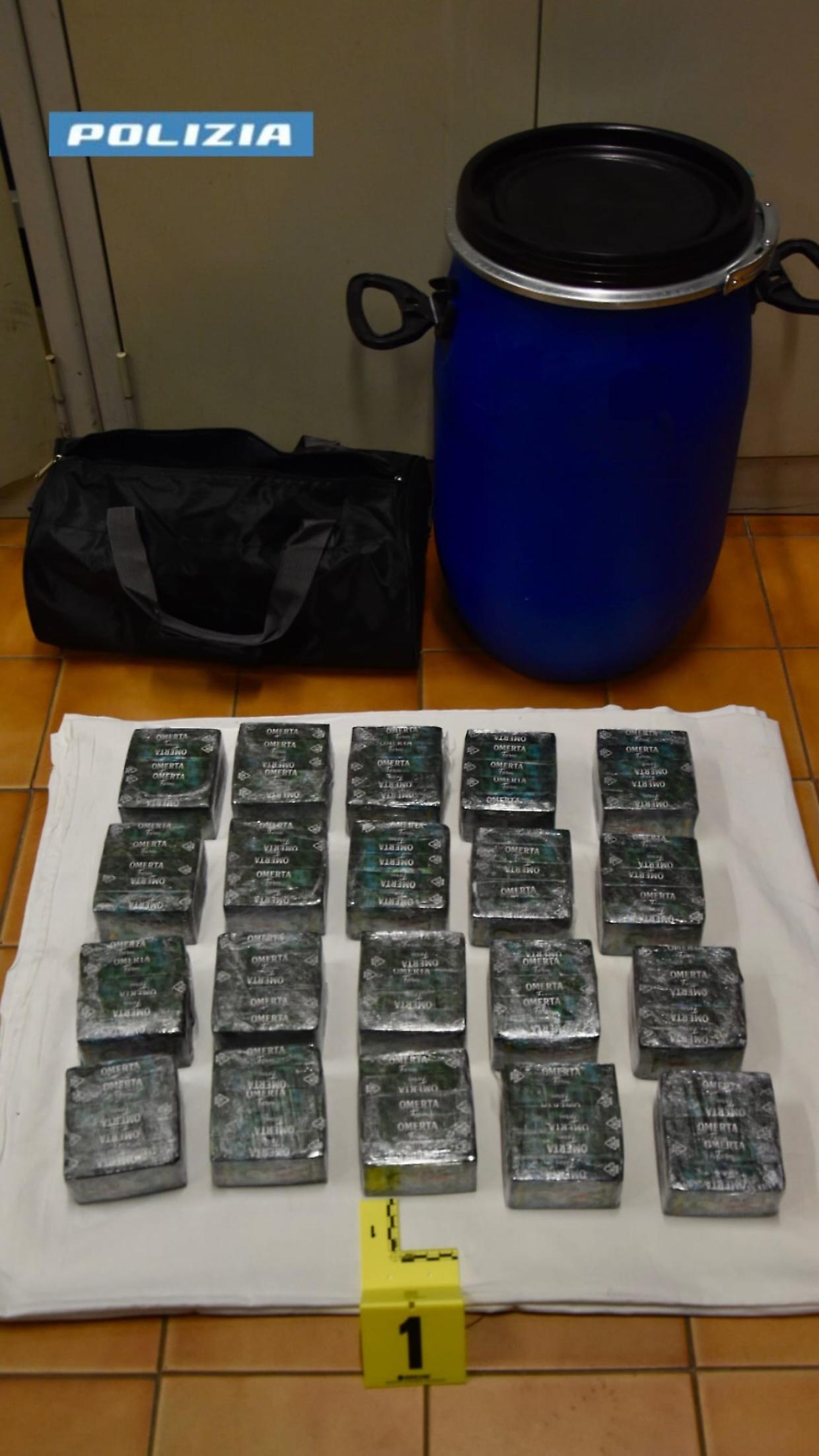 Droga tra Torino e Vercelli, due arresti: sequestrati 10 kg di hashish e crack