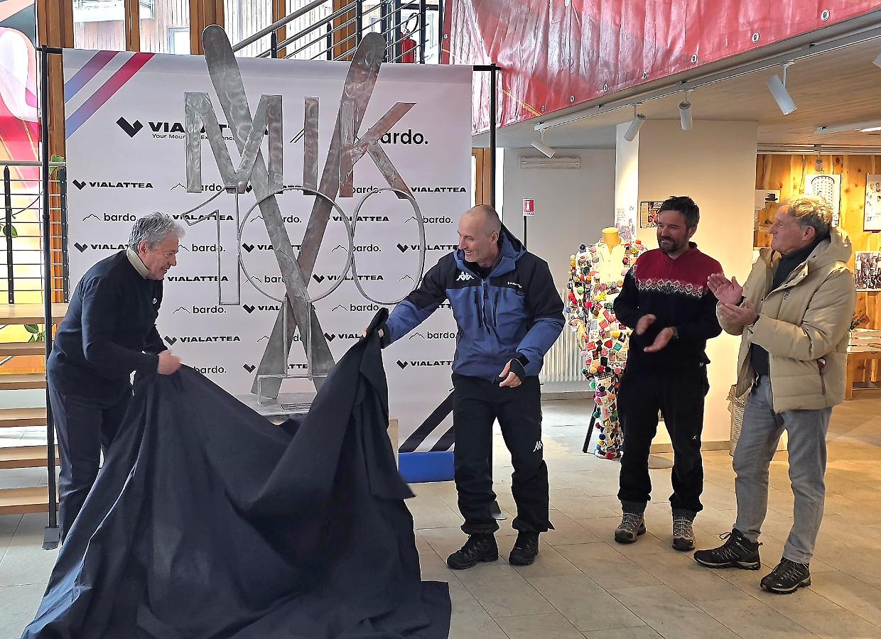 Mikaela Shiffrin immortale a Sestriere: una scultura celebra la leggenda dello sci