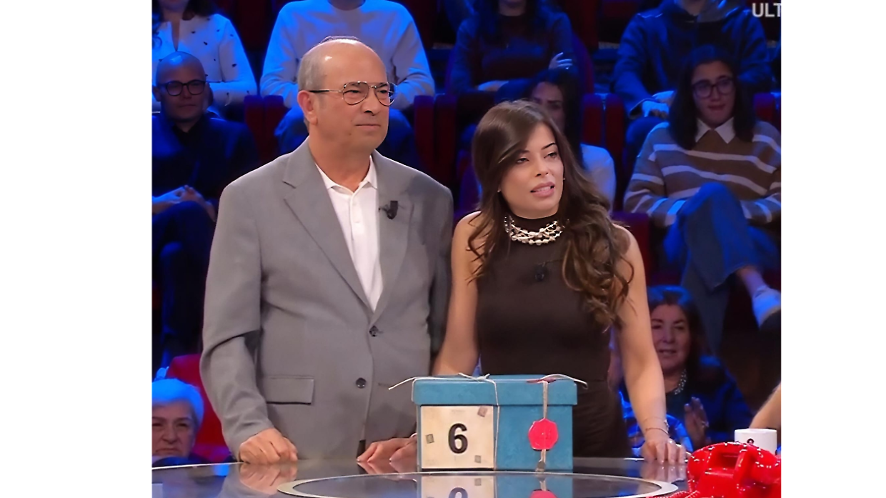 Affari Tuoi, il riscatto di Simona: perde tutto ma la Regione Fortunata la sorprende