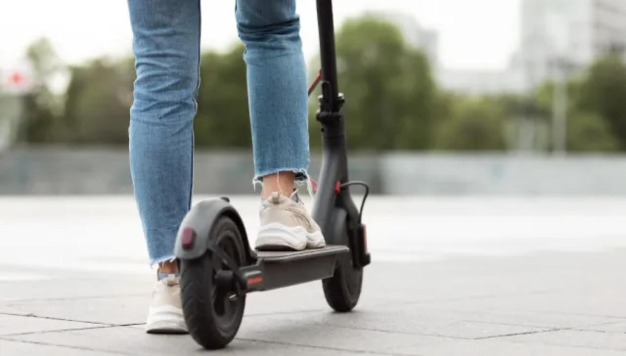 Monopattini, arrivano le mini-targhe: cosa cambia dal 16 maggio e come ottenerle