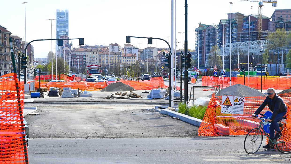 Piazza Baldissera, lavori in ritardo di due mesi. E ora nel sottosuolo "spunta" l'antico Canale Lucento