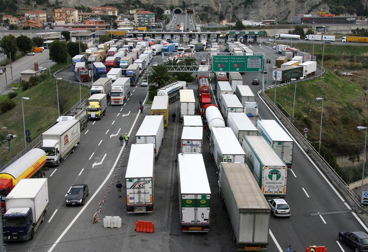 Sciopero dei tir dal 20 al 25 aprile: il caro carburante mette in ginocchio il trasporto
