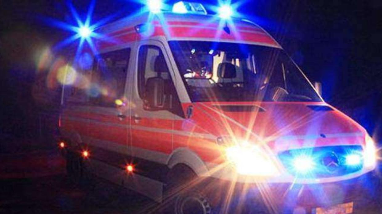 Auto si ribalta nella notte: cinque a bordo, uno in gravi condizioni 