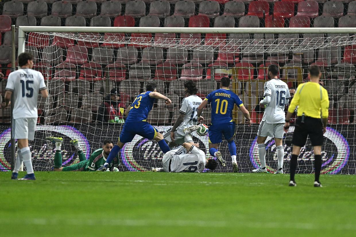 Italia, 12 anni sul divano (davanti alla Tv): al Mondiale ci va la Bosnia. E ora chi paga? 