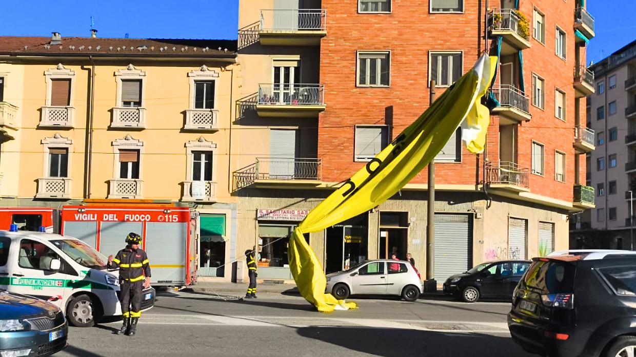 Il traffico bloccato da un maxi telone strappato dal vento